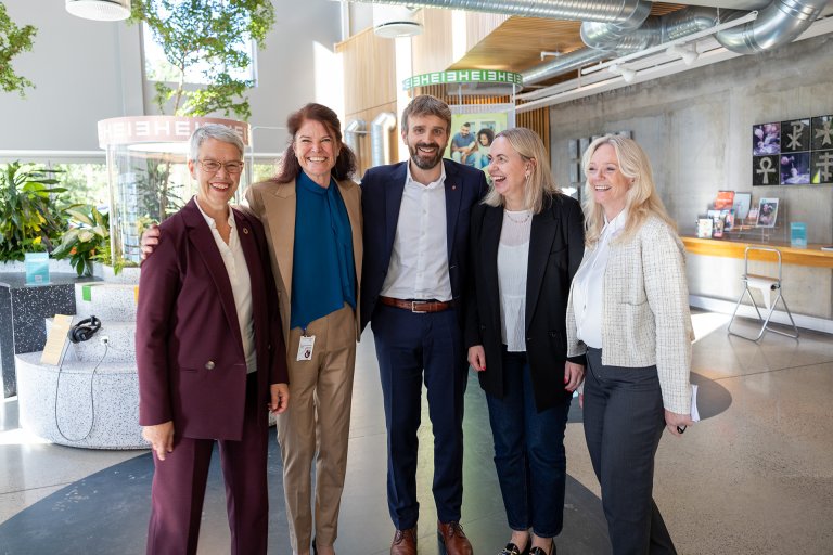 Helseministeren ble introdusert for mulighetene de ulike virksomhetene i Diakonhjemmet sammen har for å bli utprøvingsarena for innovative løsninger. Fra venstre Ingunn Moser, administrerende direktør i Diakonhjemmet stiftelse, Kari-Jussie Lønning, Diakonhjemmet sykehus direktør; helseminister Jan Christian Vestre, Gunhild Odden, fungerende rektor på VID, og Gry Ulvedal, rektor på Fagskolen Diakonova. 