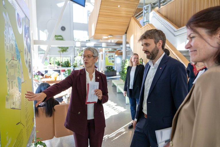 (Fv) Ingunn Moser, administrerende direktør i Diakonhjemmet stiftelse, viser helseminister Jan Christian Vestre kartet over Diakonhjemmet hage på Informasjonssenteret sammen med Kari-Jussie Lønning, Diakonhjemmet sykehus direktør. 