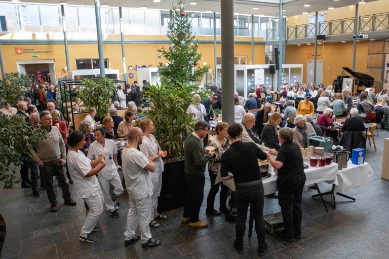 Julegrøten, underholdningen og anledningen til hyggelig samvær er populært både hos ansatte, studenter og pensjonister.