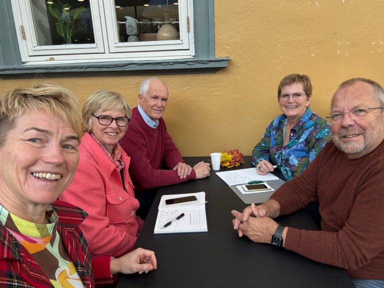 (F.v.) Sigrid Flaata, Prosjektdiakon ved Diakonhjemmet, og programkomiteen for pensjonistgruppe Torunn Holst, NAVN, Randi Askeland, leder av pensjonistgruppen, og Dag Terje Finnbakk planlegger for neste år.